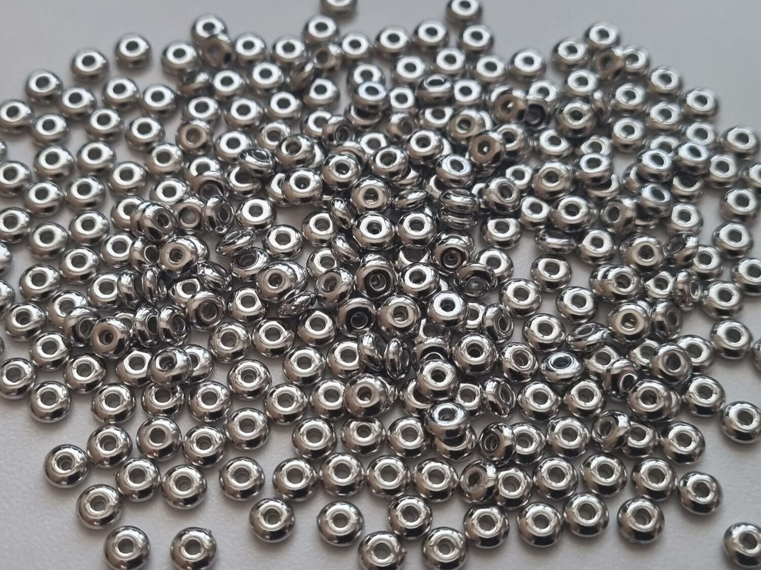200 st silverfärgade pärlor spacer beads i fin lyser (5 mm)