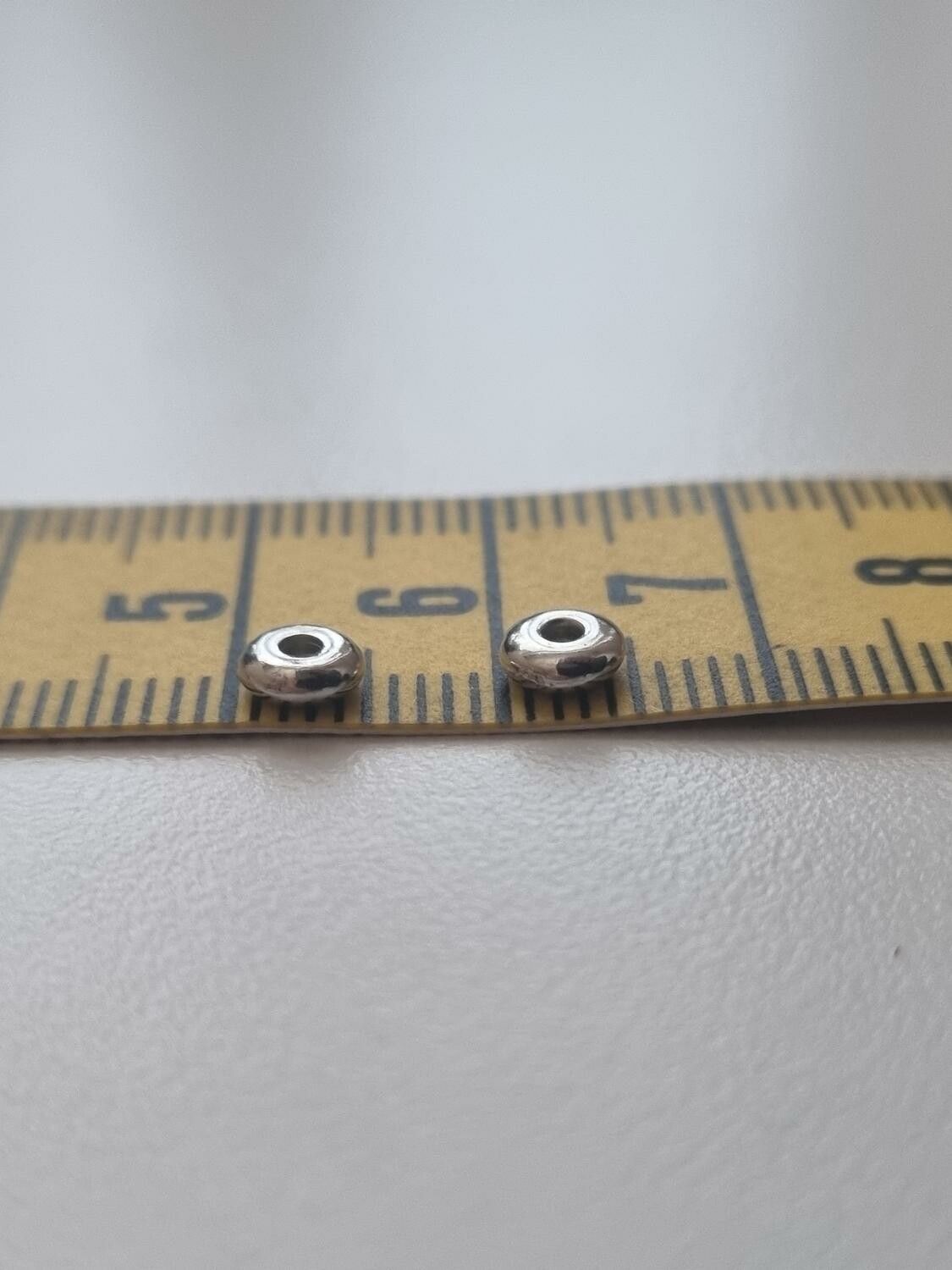 200 st silverfärgade pärlor spacer beads i fin lyser (5 mm)