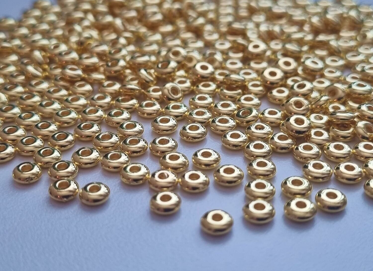 200 st guldfärgade pärlor spacer beads i fin lyser (5 mm)
