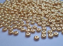 200 st guldfärgade pärlor spacer beads i fin lyser (5 mm)