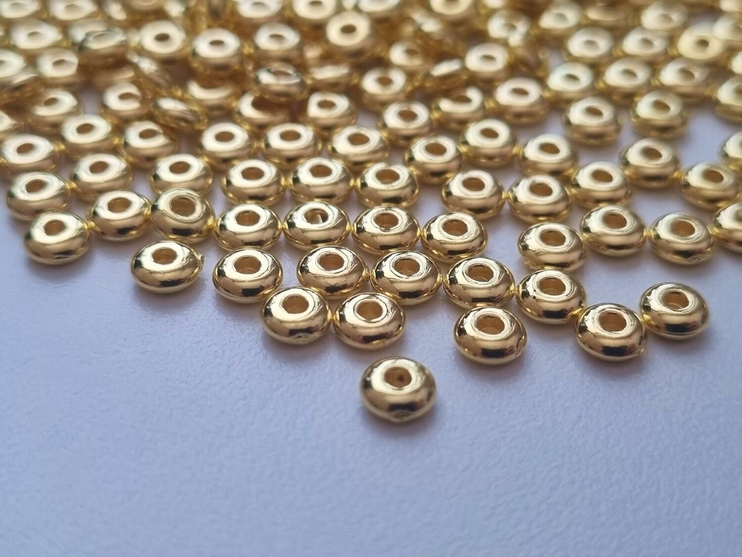 200 st guldfärgade pärlor spacer beads i fin lyser (5 mm)