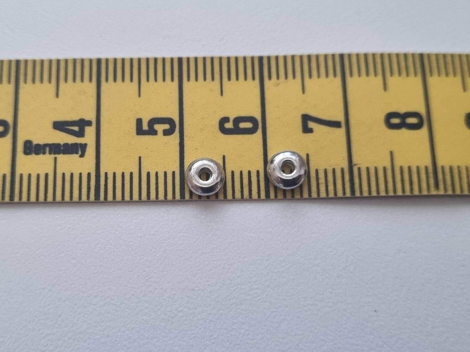200 st silverfärgade pärlor spacer beads i fin lyser (5 mm)