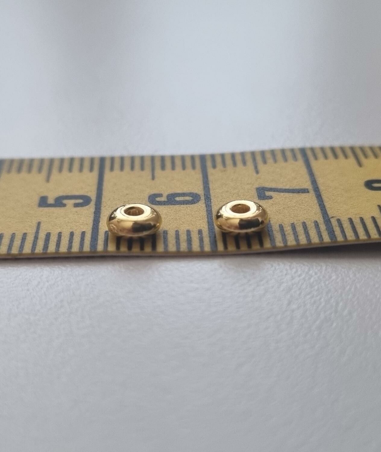 200 st guldfärgade pärlor spacer beads i fin lyser (5 mm)