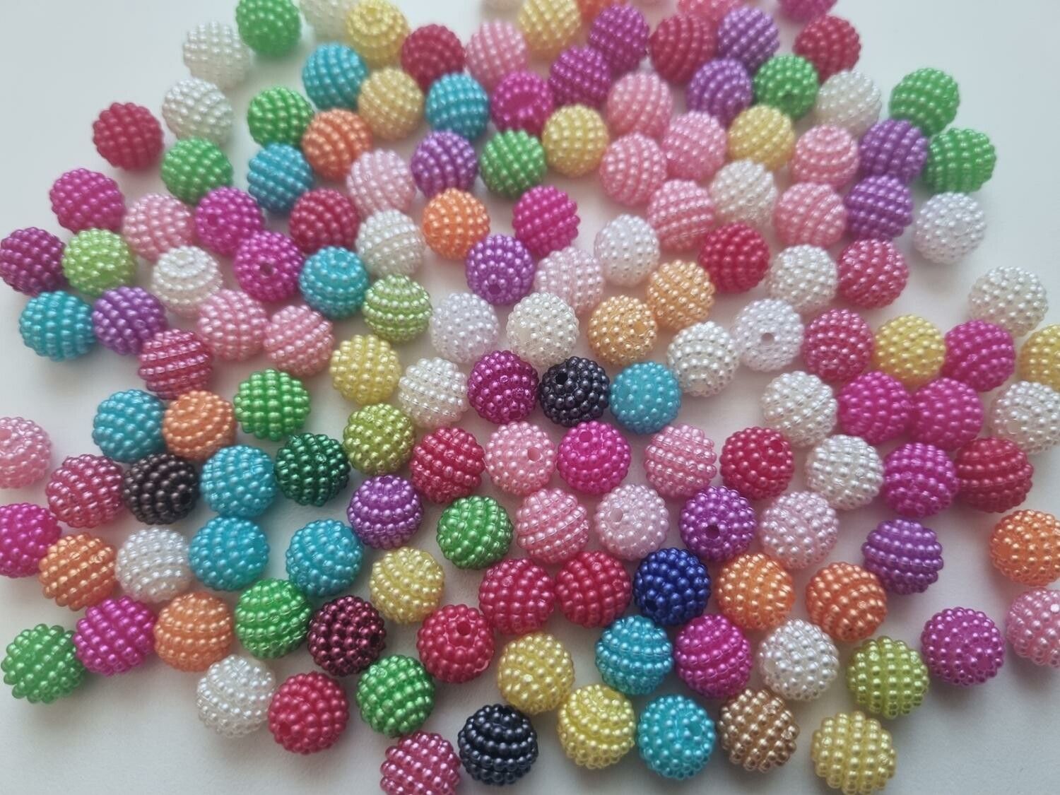 25 st pärlor, bär i varierande vackra färger (10 mm)