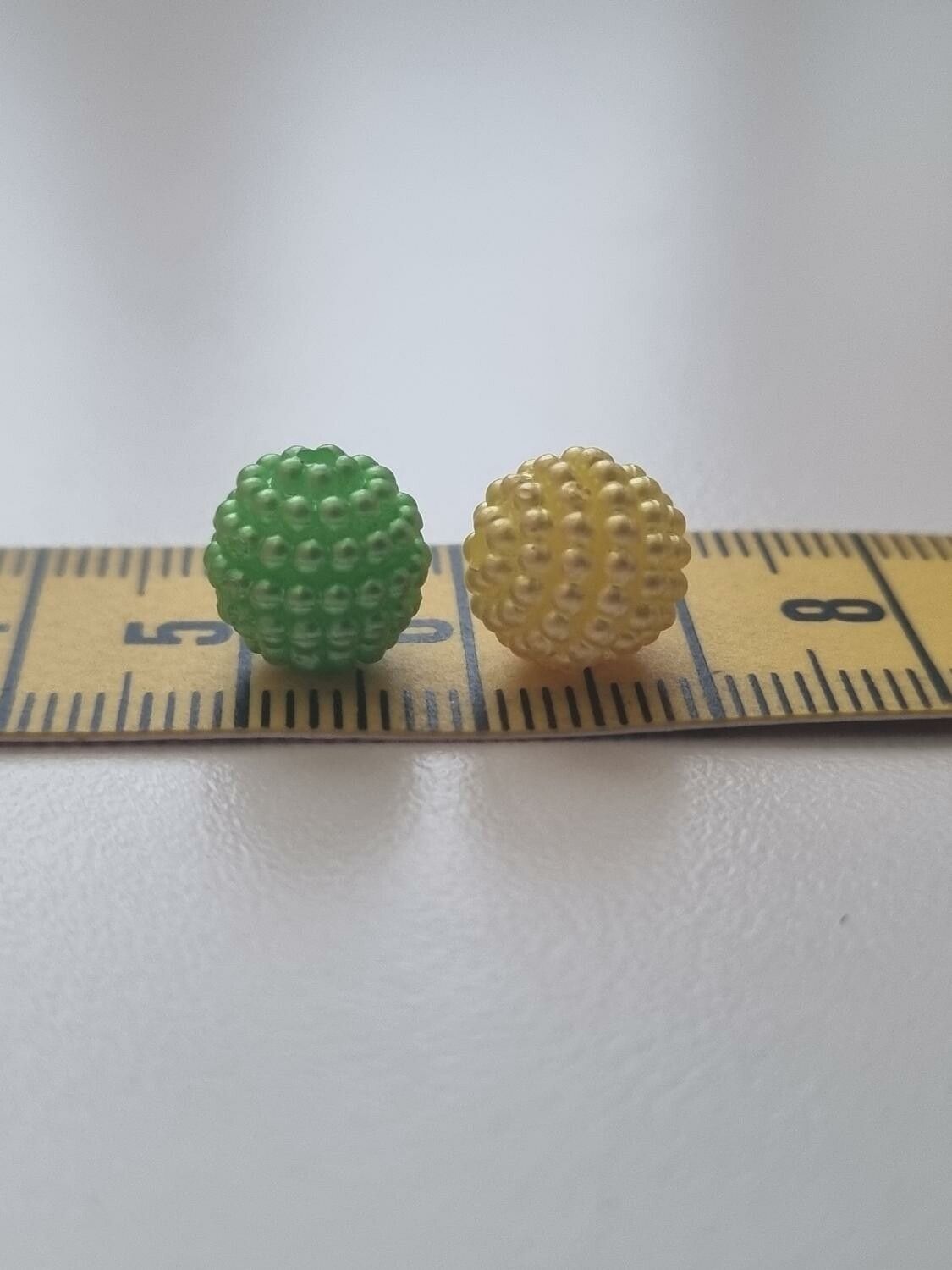 25 st pärlor, bär i varierande vackra färger (10 mm)