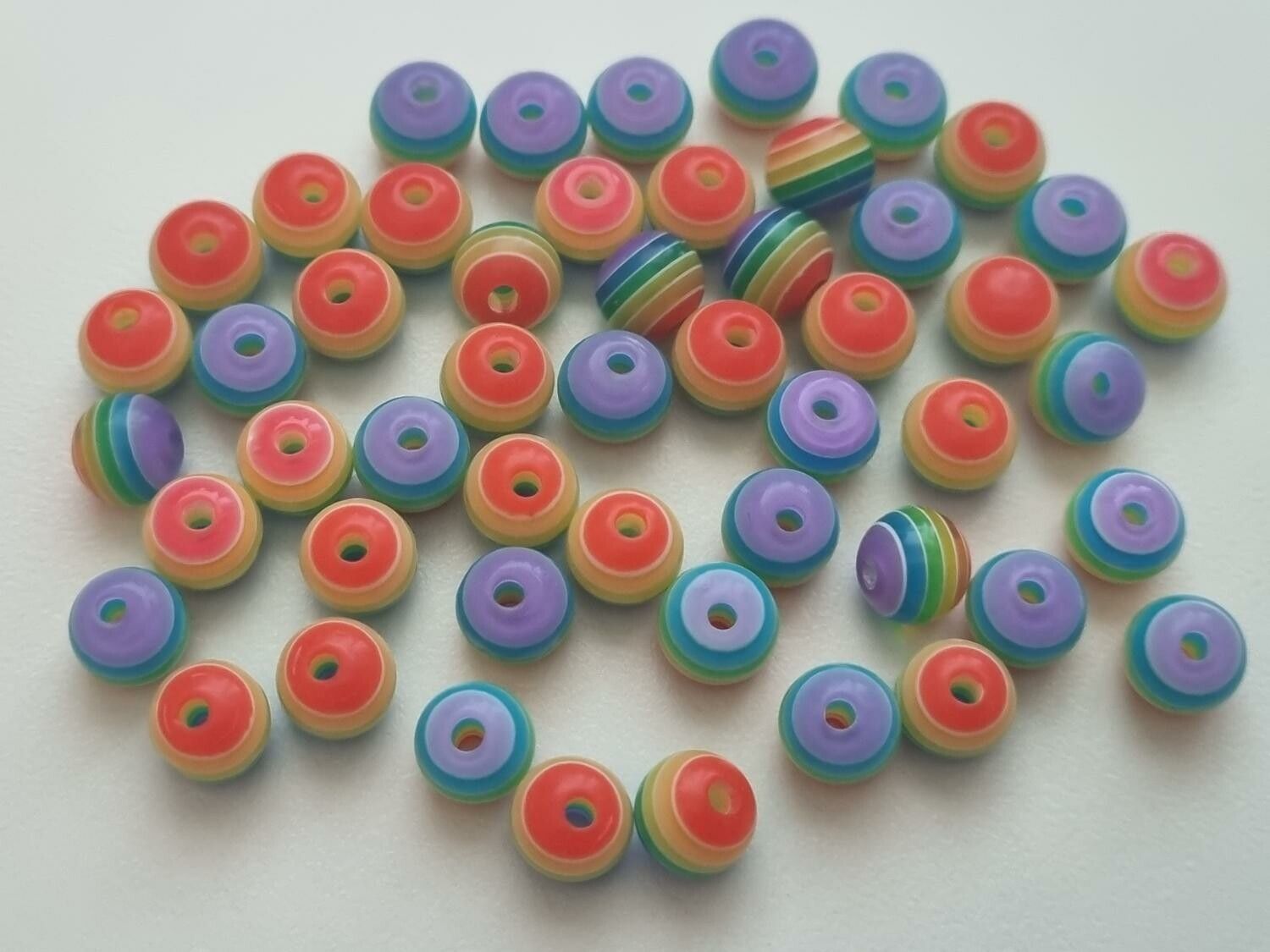 50 st pärlor i varierande vackra färger (8 mm)