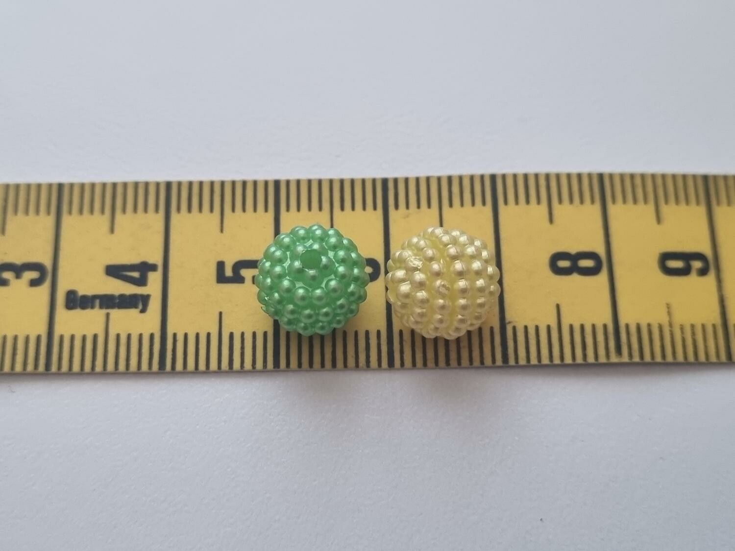 25 st pärlor, bär i varierande vackra färger (10 mm)