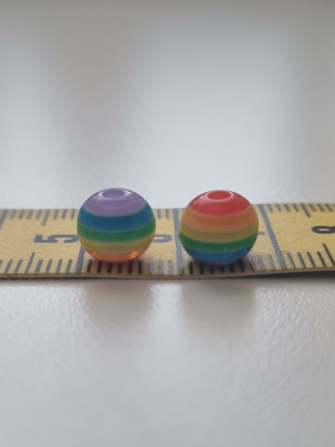 50 st pärlor i varierande vackra färger (8 mm)