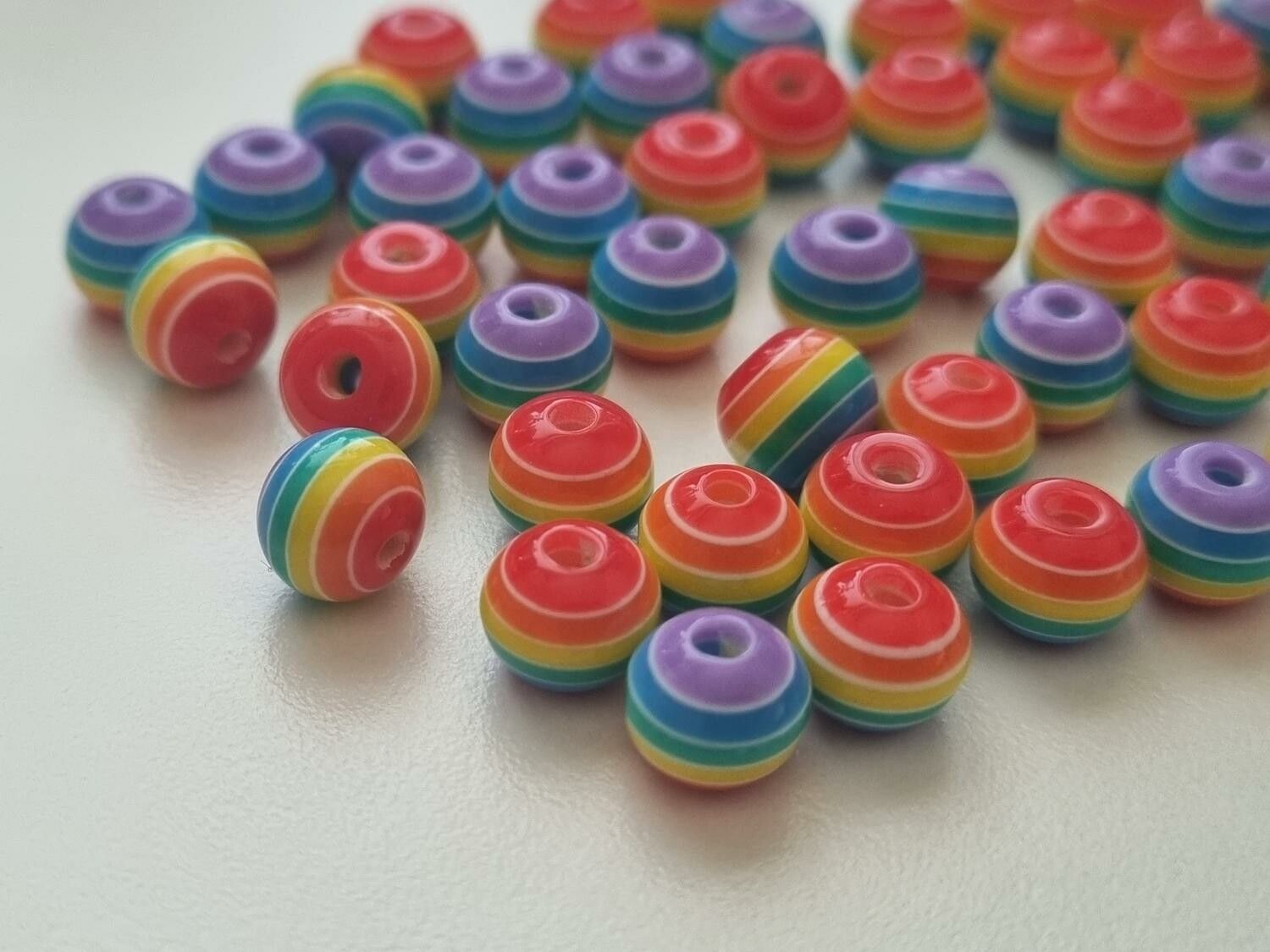 50 st pärlor i varierande vackra färger (8 mm)