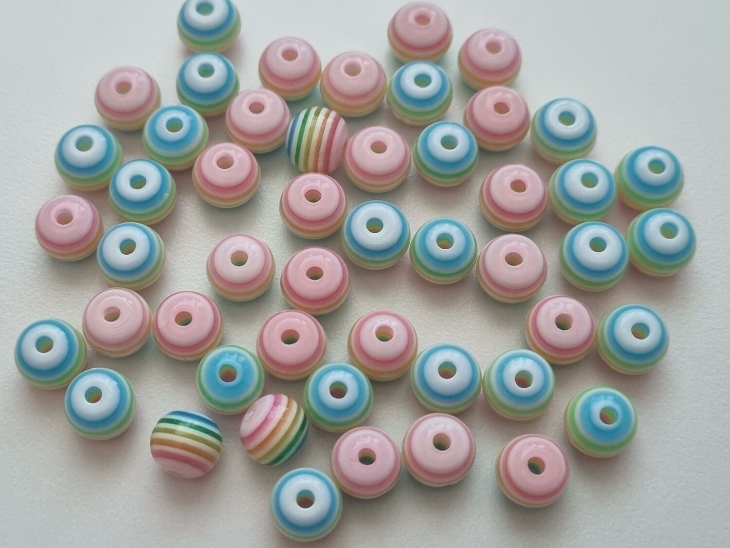 50 st pärlor i varierande vackra färger (8 mm)