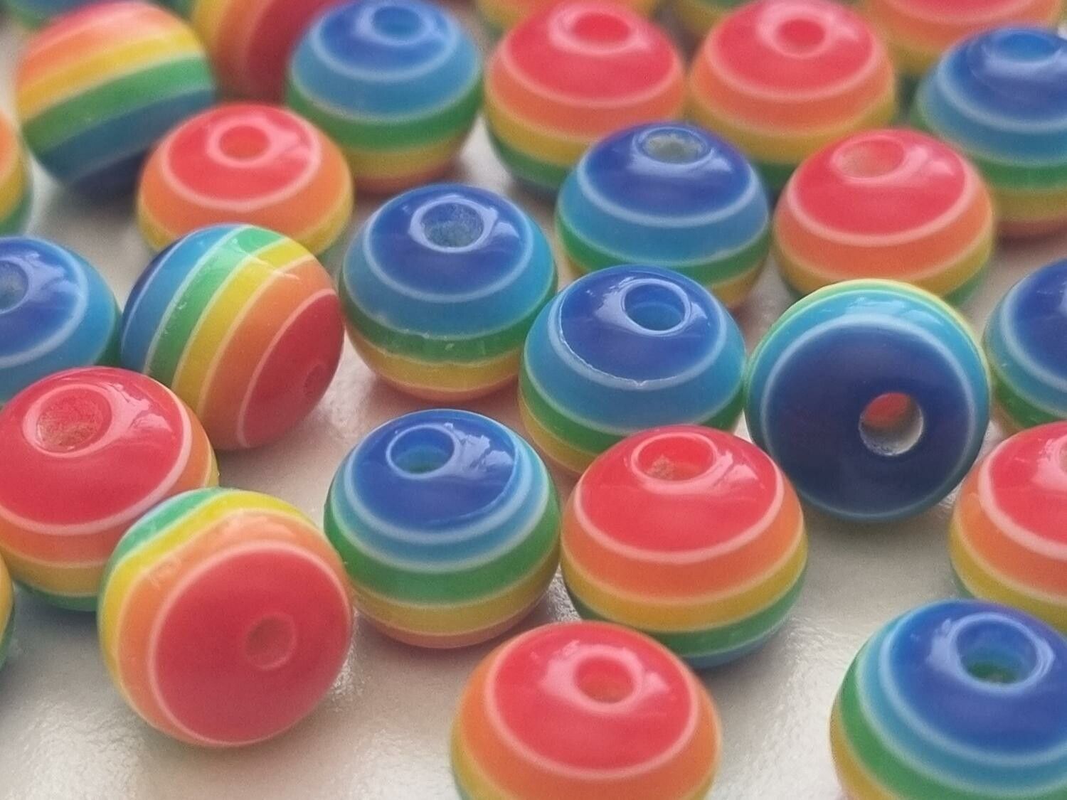 50 st pärlor i varierande vackra färger (8 mm)