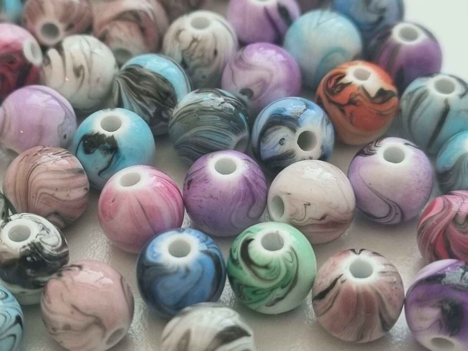 50 st pärlor i varierande vackra färger (8 mm)