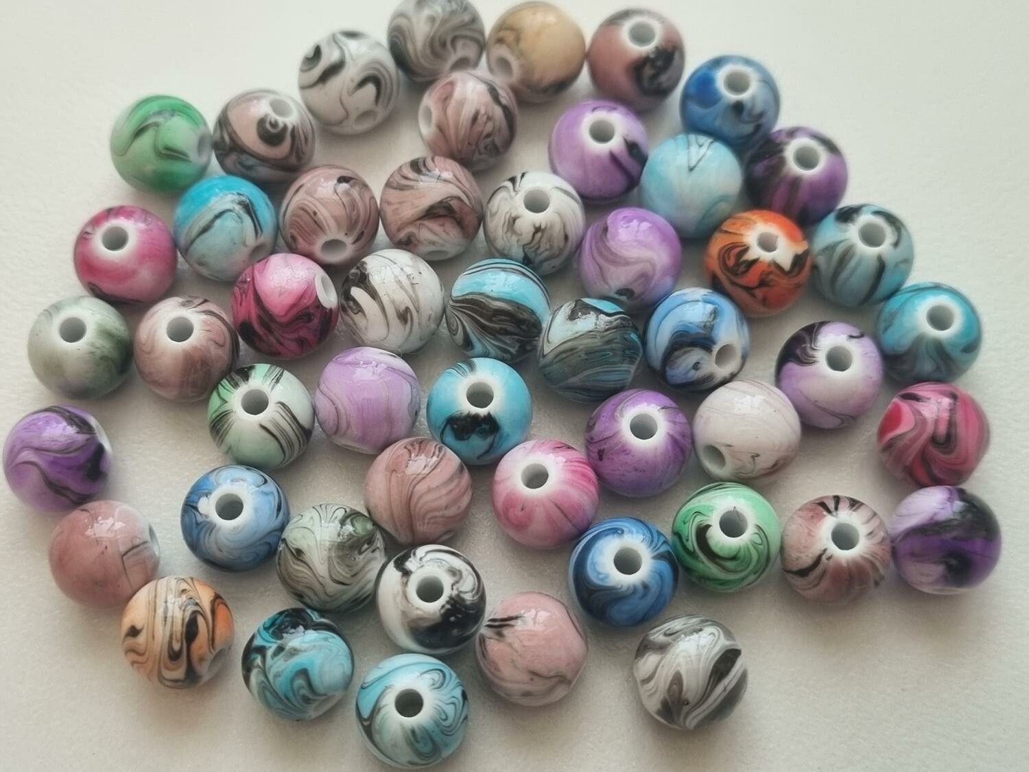 50 st pärlor i varierande vackra färger (8 mm)