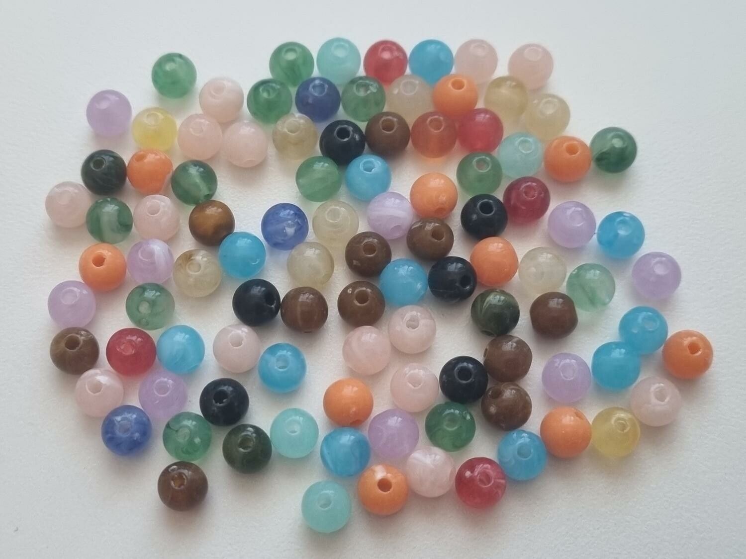 100 st pärlor i varierande vackra färger (6 mm)