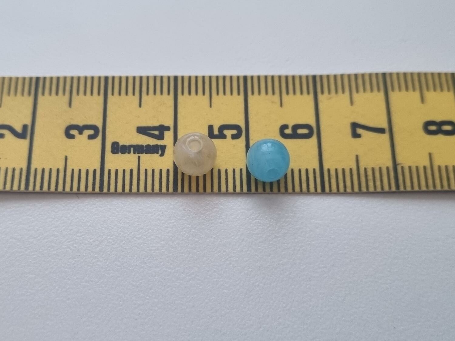 100 st pärlor i varierande vackra färger (6 mm)