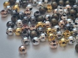 200 st pärlor i fyra st varierande färger (4 mm)