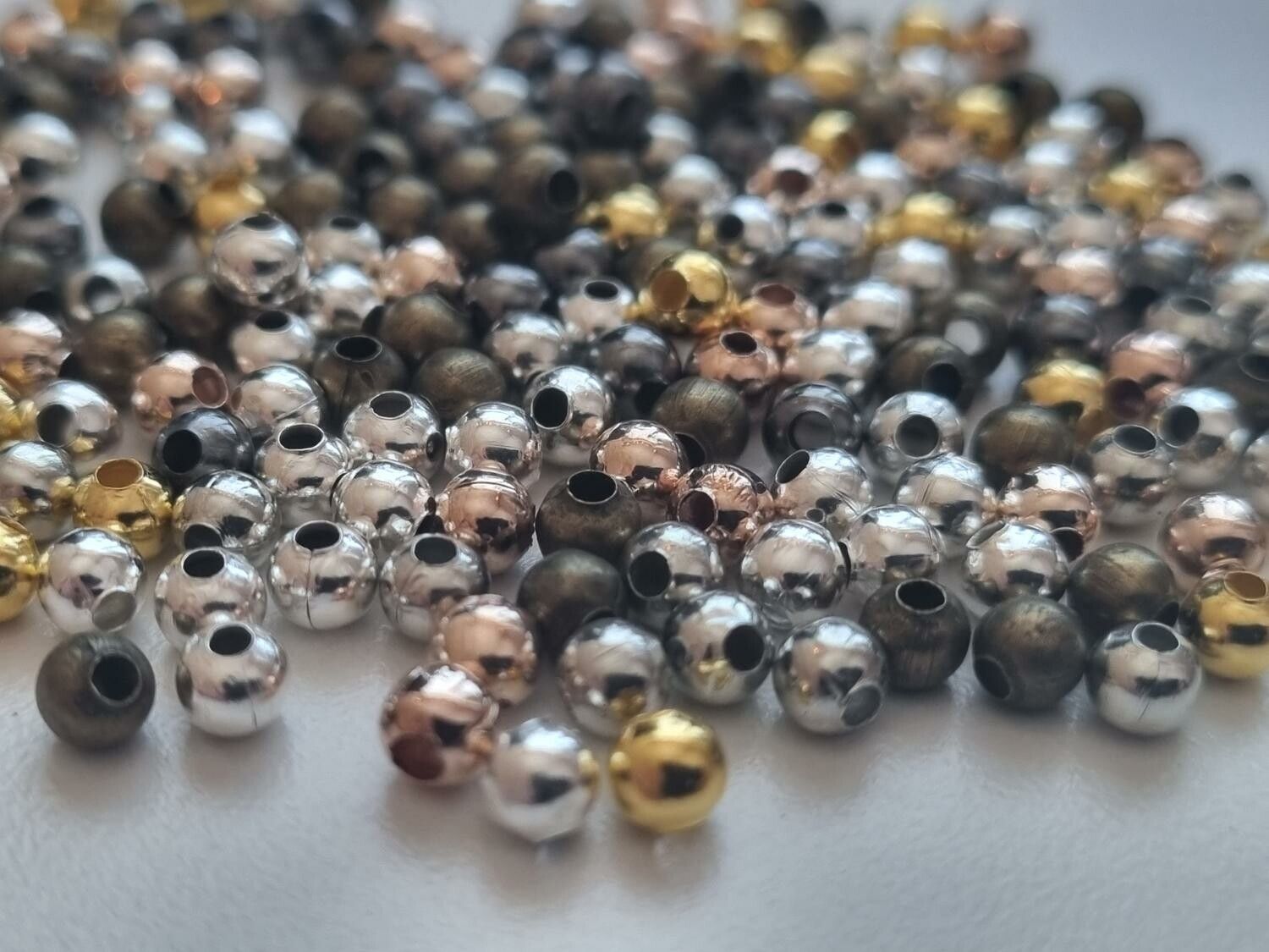 200 st pärlor i fyra st varierande färger (4 mm)