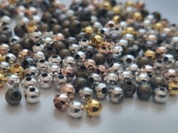200 st pärlor i fyra st varierande färger (4 mm)