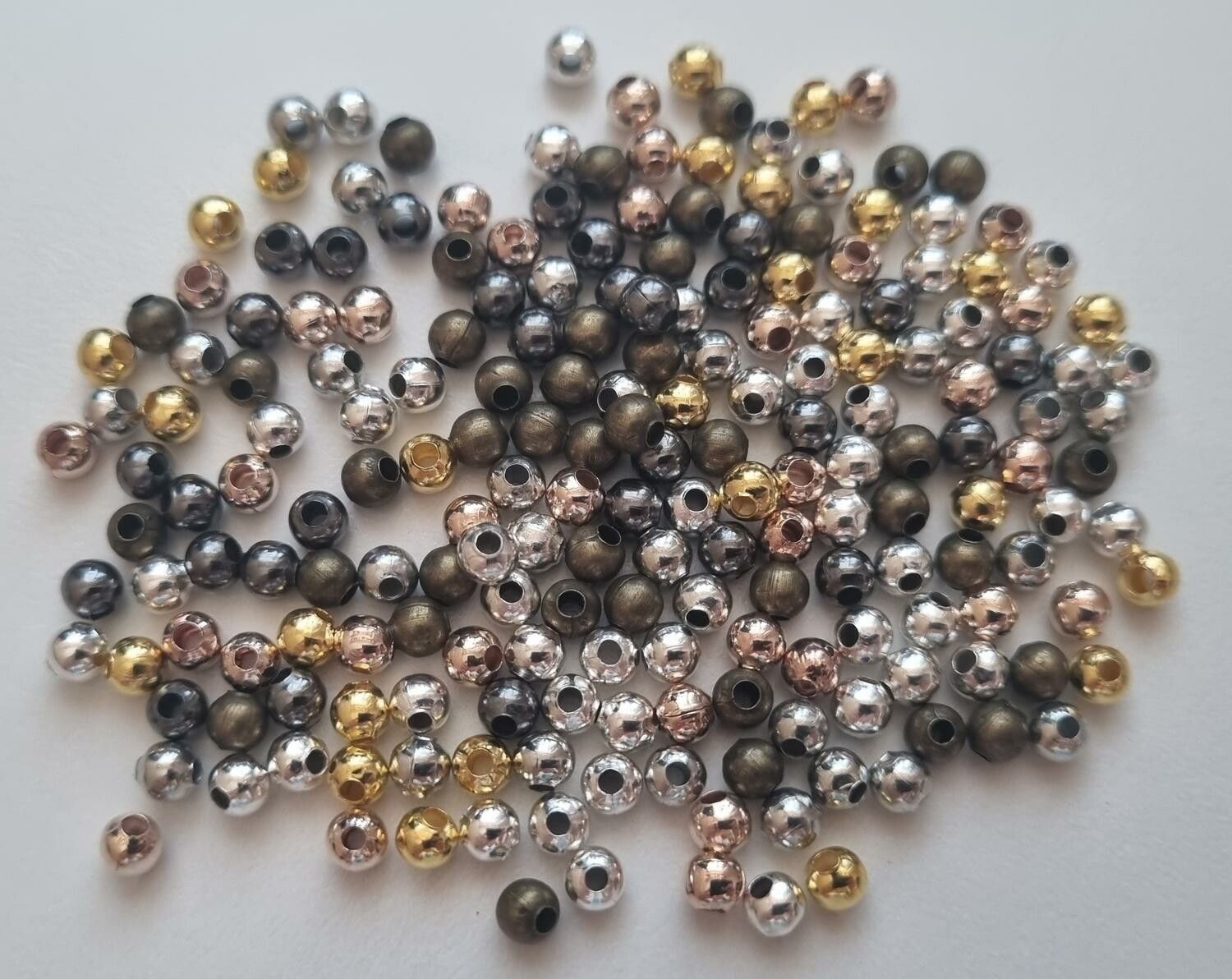 200 st pärlor i fyra st varierande färger (4 mm)