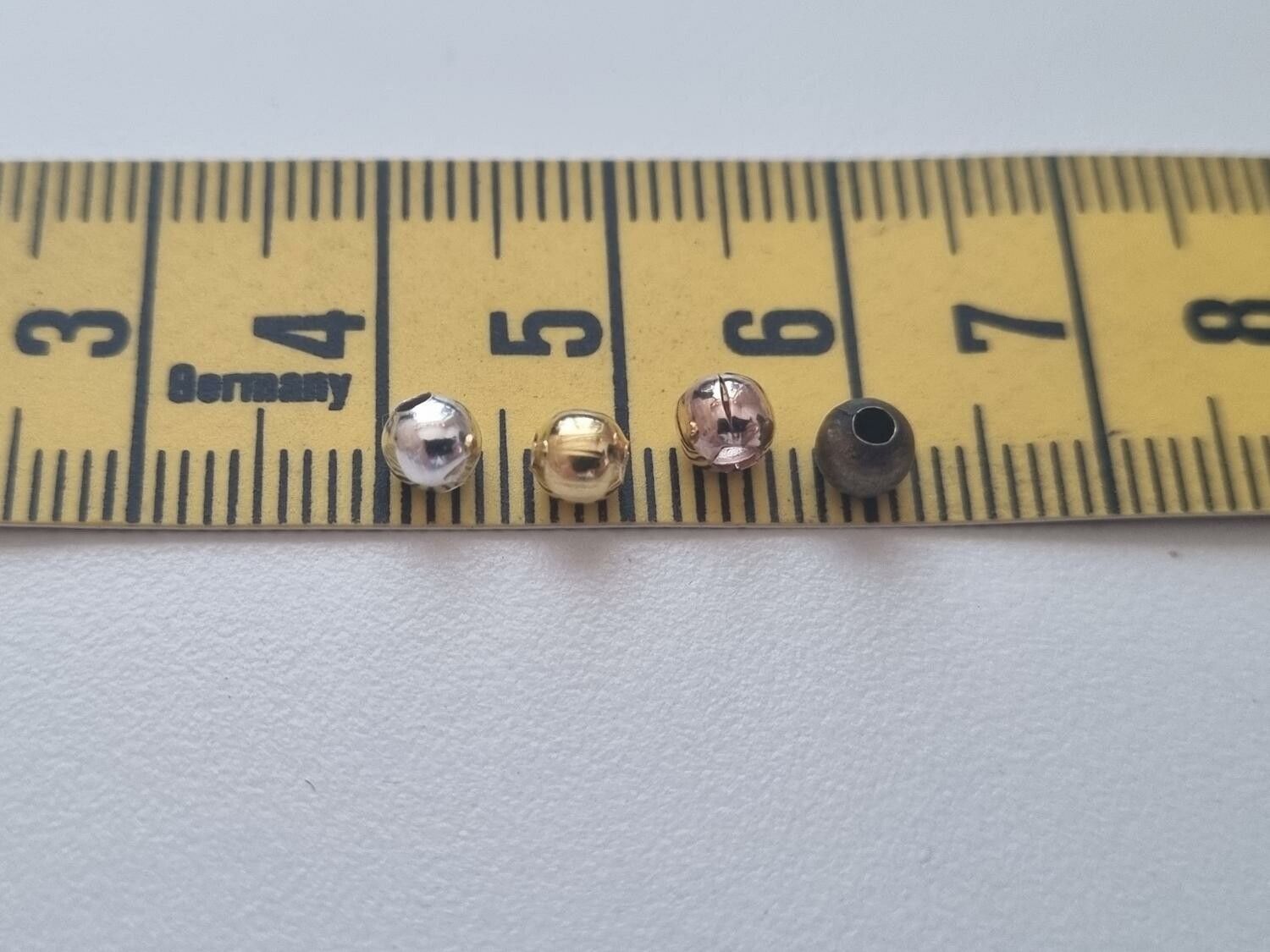 200 st pärlor i fyra st varierande färger (4 mm)