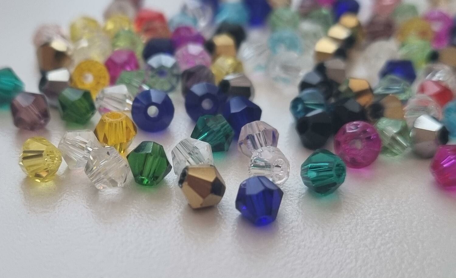 100 st bicone pärlor i varierande vackra färger (4 mm)