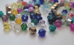 100 st bicone pärlor i varierande vackra färger (4 mm)
