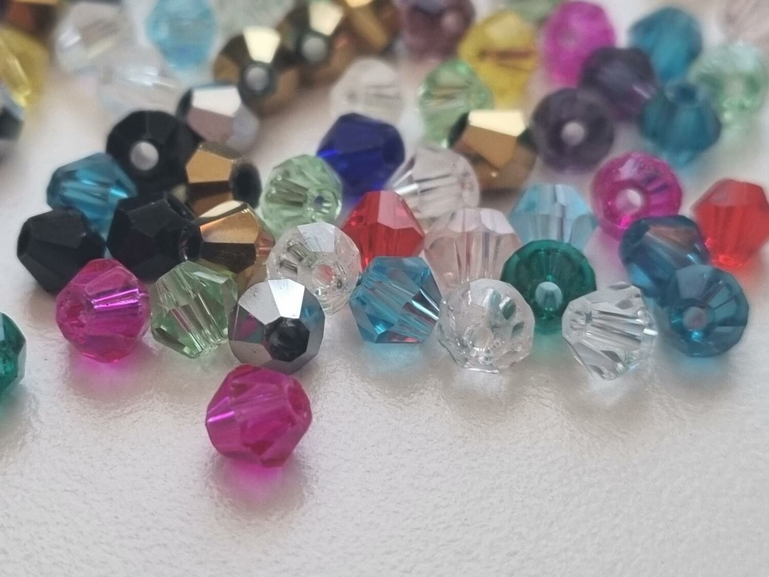 100 st bicone pärlor i varierande vackra färger (4 mm)
