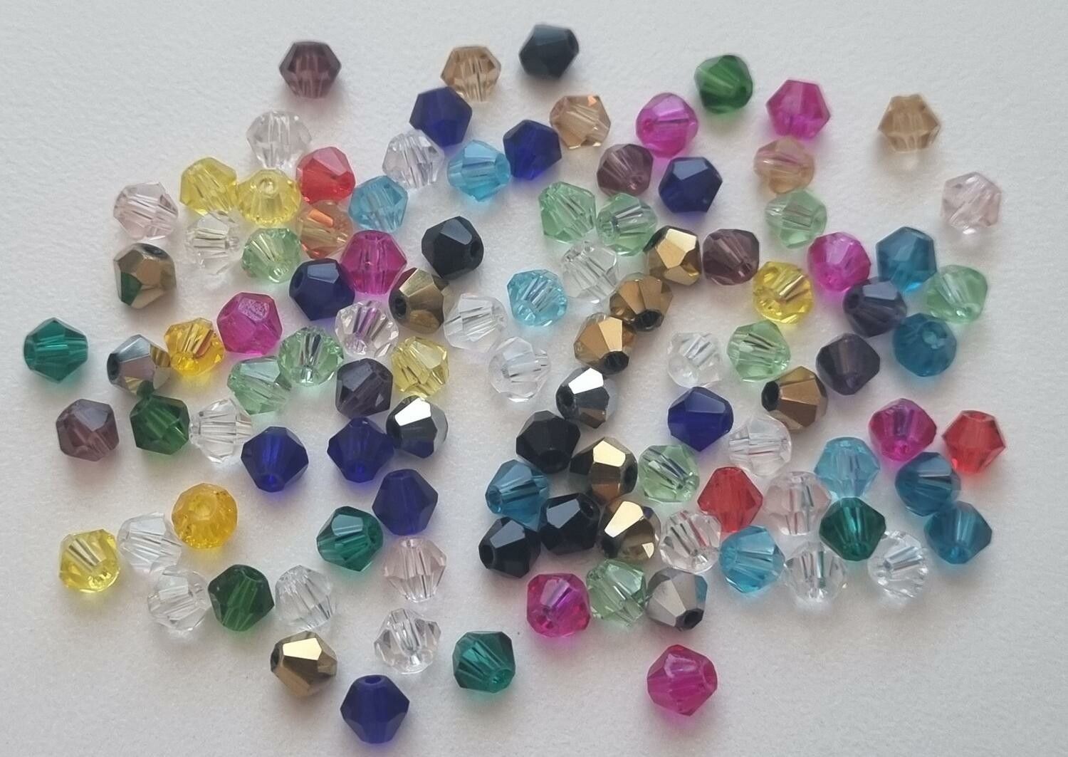 100 st bicone pärlor i varierande vackra färger (4 mm)