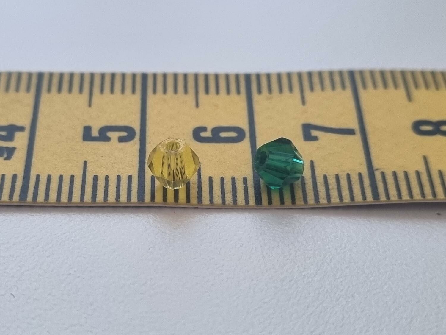 100 st bicone pärlor i varierande vackra färger (4 mm)