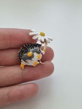 Brosch Igelkott med paraplyblomma