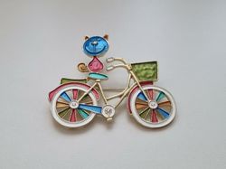 1 st detaljrik brosch hänge - Katt på cykel (blått ansikte)