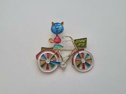 1 st detaljrik brosch hänge - Katt på cykel (blått ansikte)