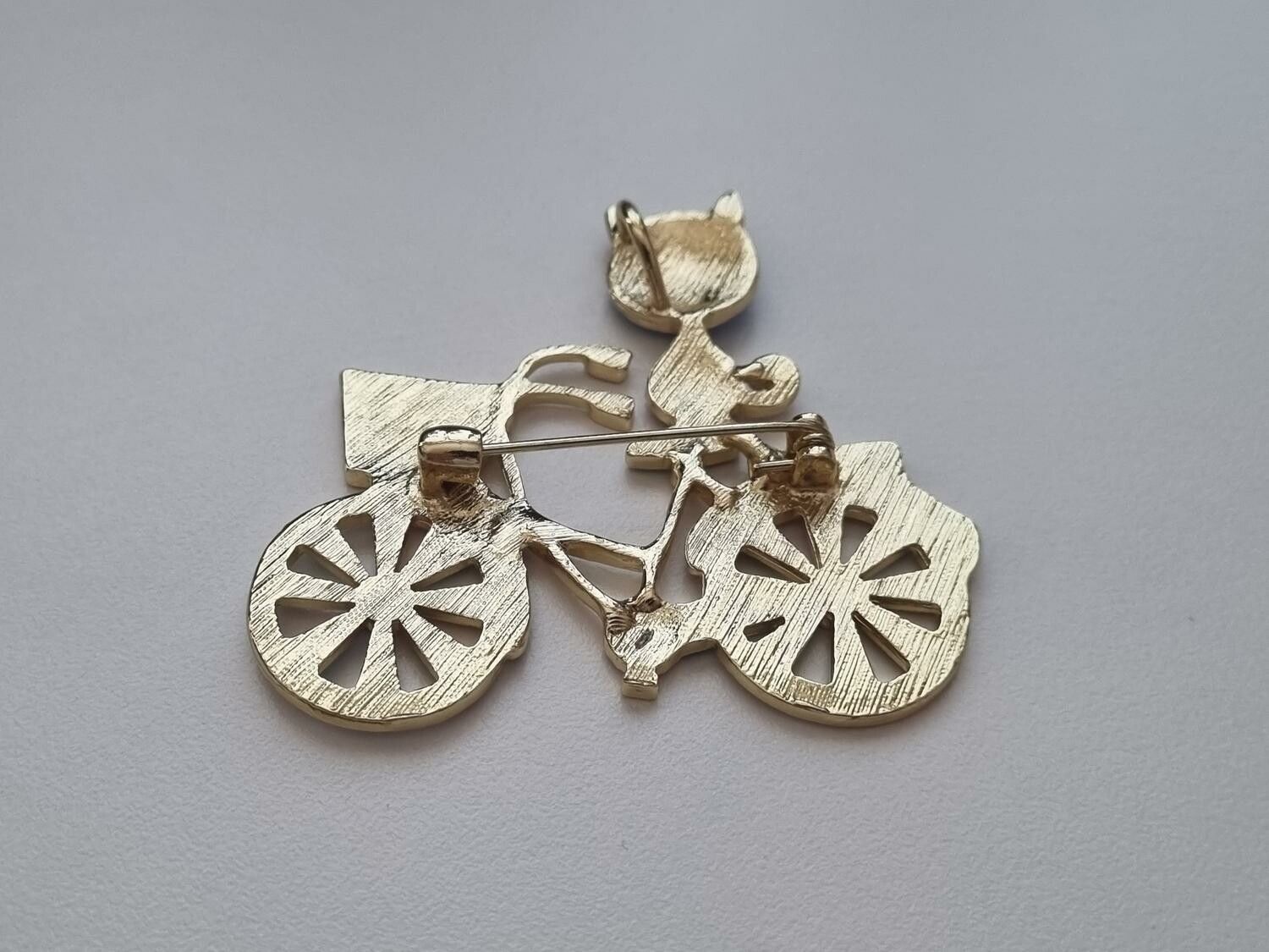 1 st detaljrik brosch hänge - Katt på cykel (blått ansikte)