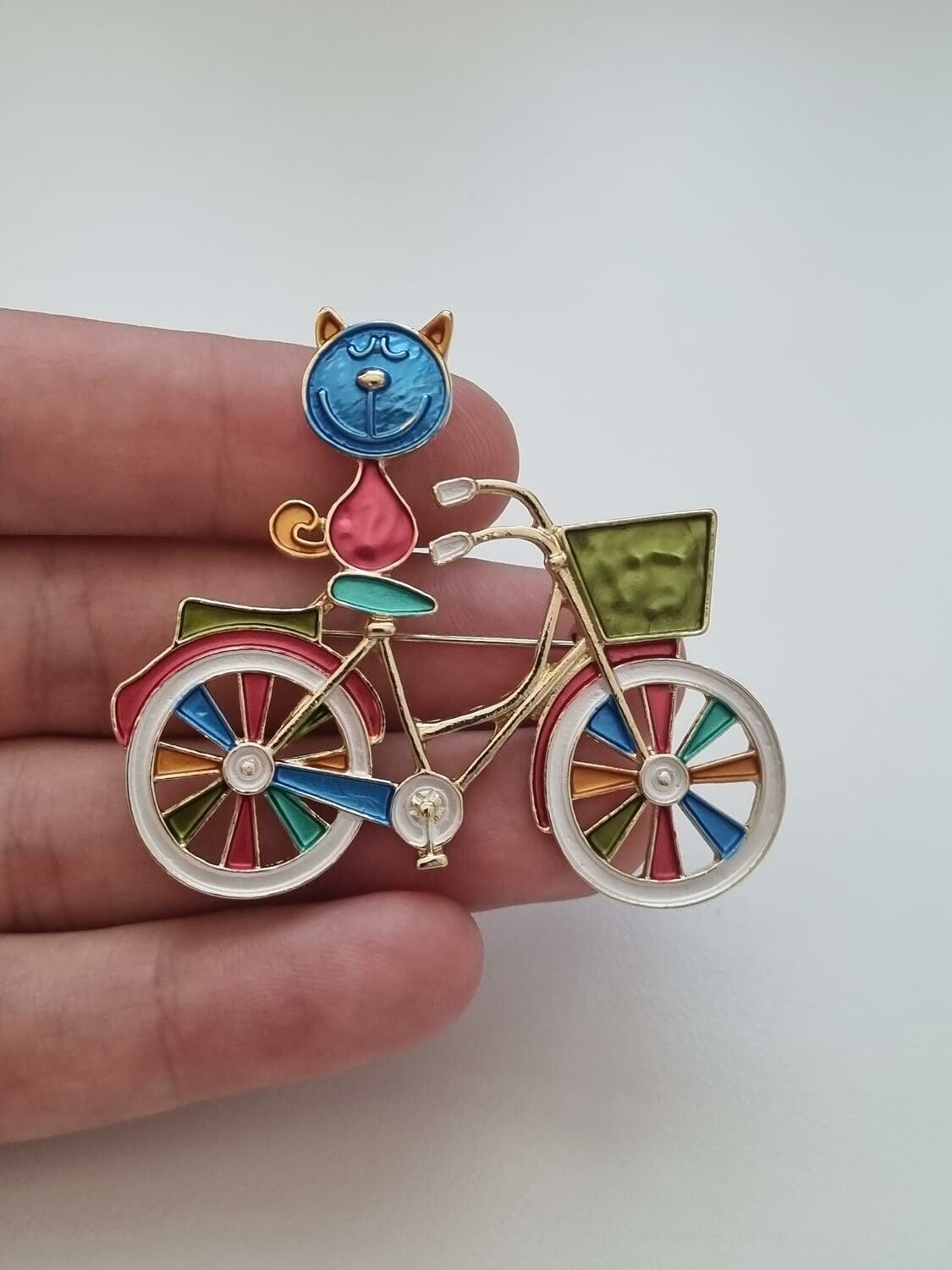 1 st detaljrik brosch hänge - Katt på cykel (blått ansikte)