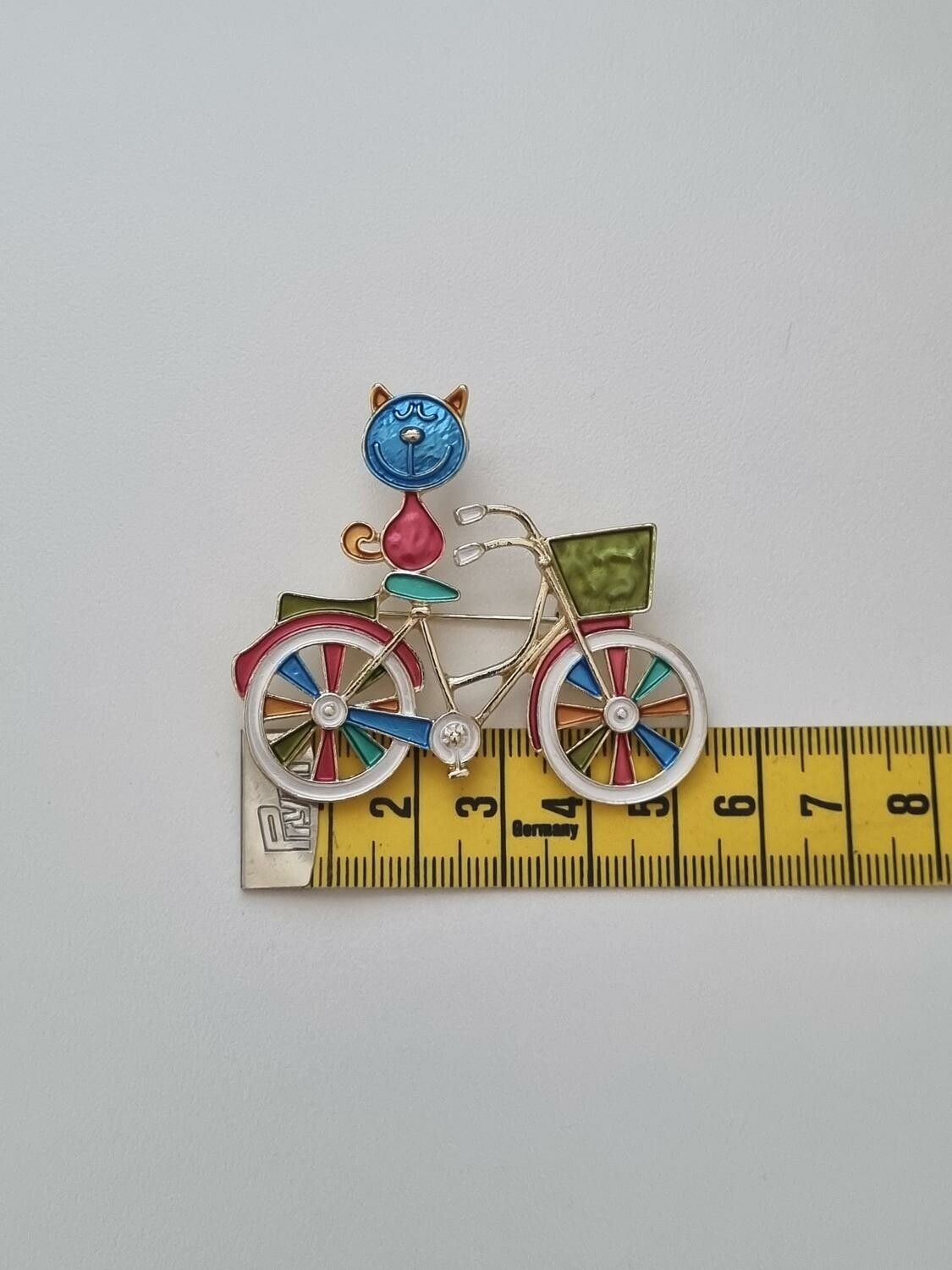 1 st detaljrik brosch hänge - Katt på cykel (blått ansikte)