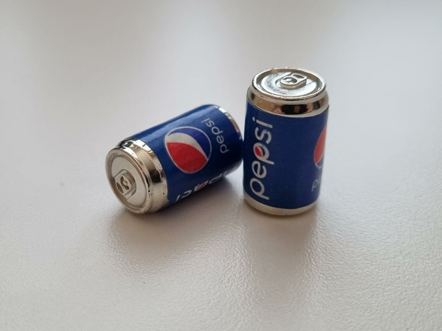 2 st Burkar miniatyr, miniburkar, dockskåp, tittskåp (Pepsi)