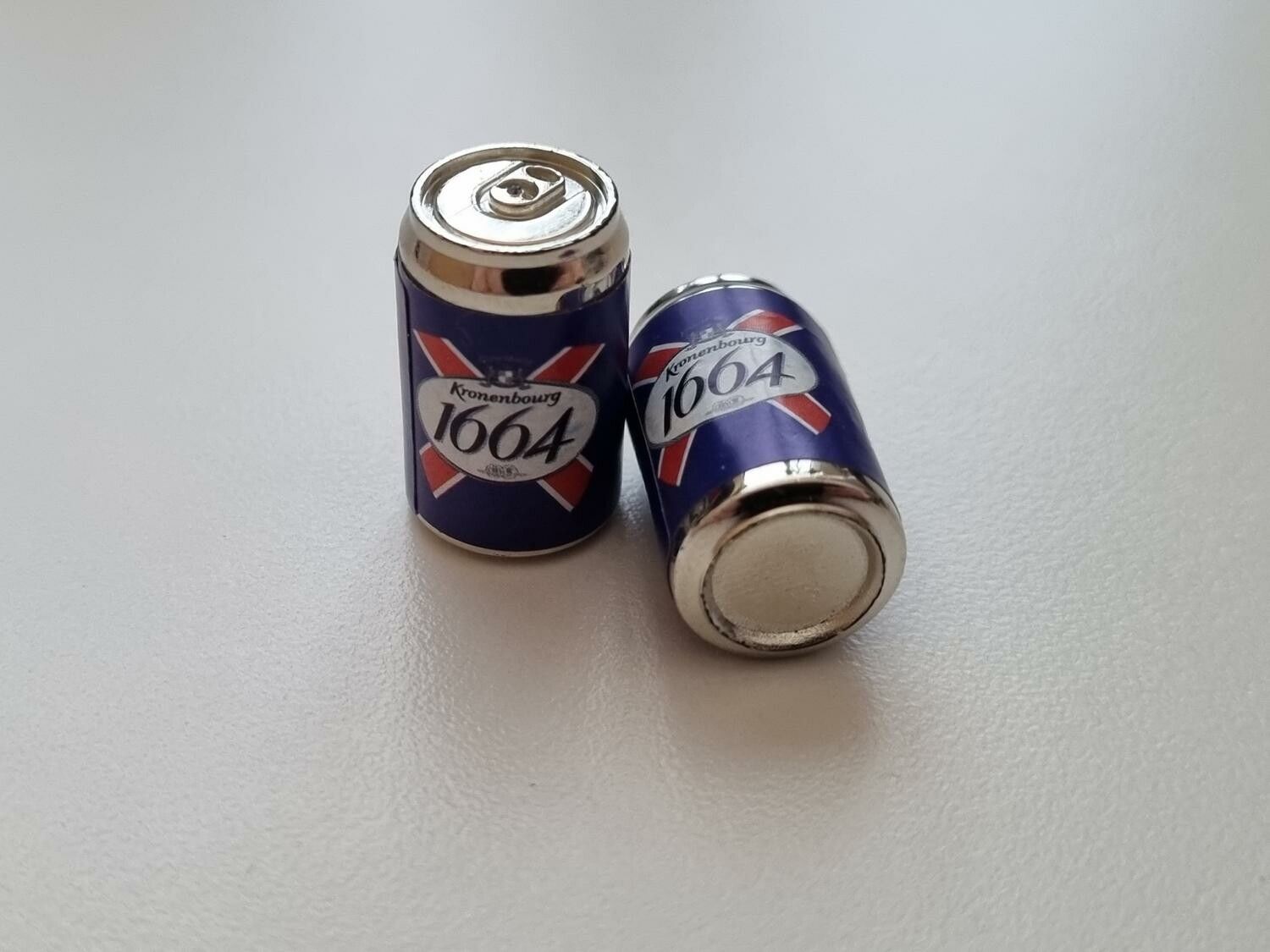 2 st Burkar miniatyr, miniburkar, dockskåp, tittskåp (Kronenbourg 1664)