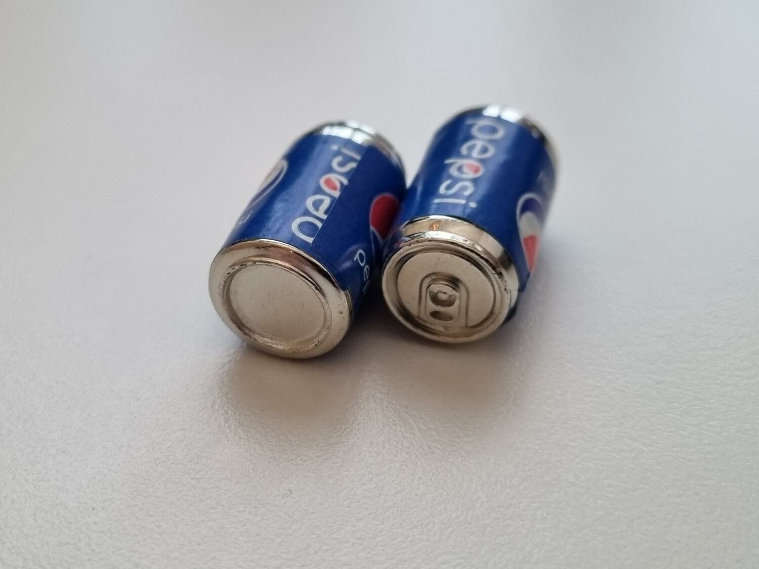2 st Burkar miniatyr, miniburkar, dockskåp, tittskåp (Pepsi)