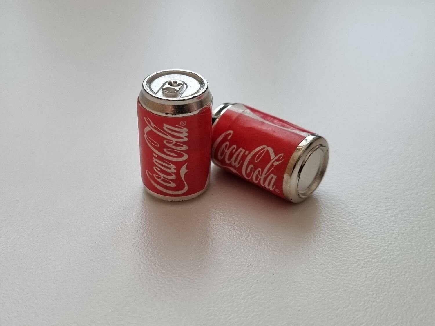 2 st Burkar miniatyr, miniburkar, dockskåp, tittskåp (Cola cola)