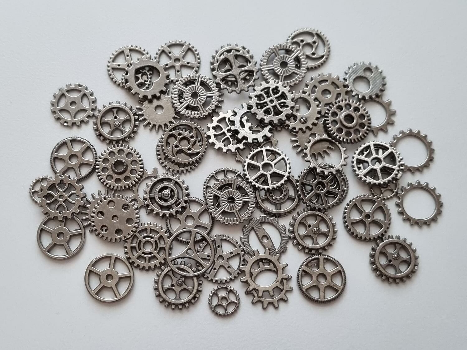 50 st kugghjul i steampunk, kuggar, gears minikugghjul (antiksilverfärgade)