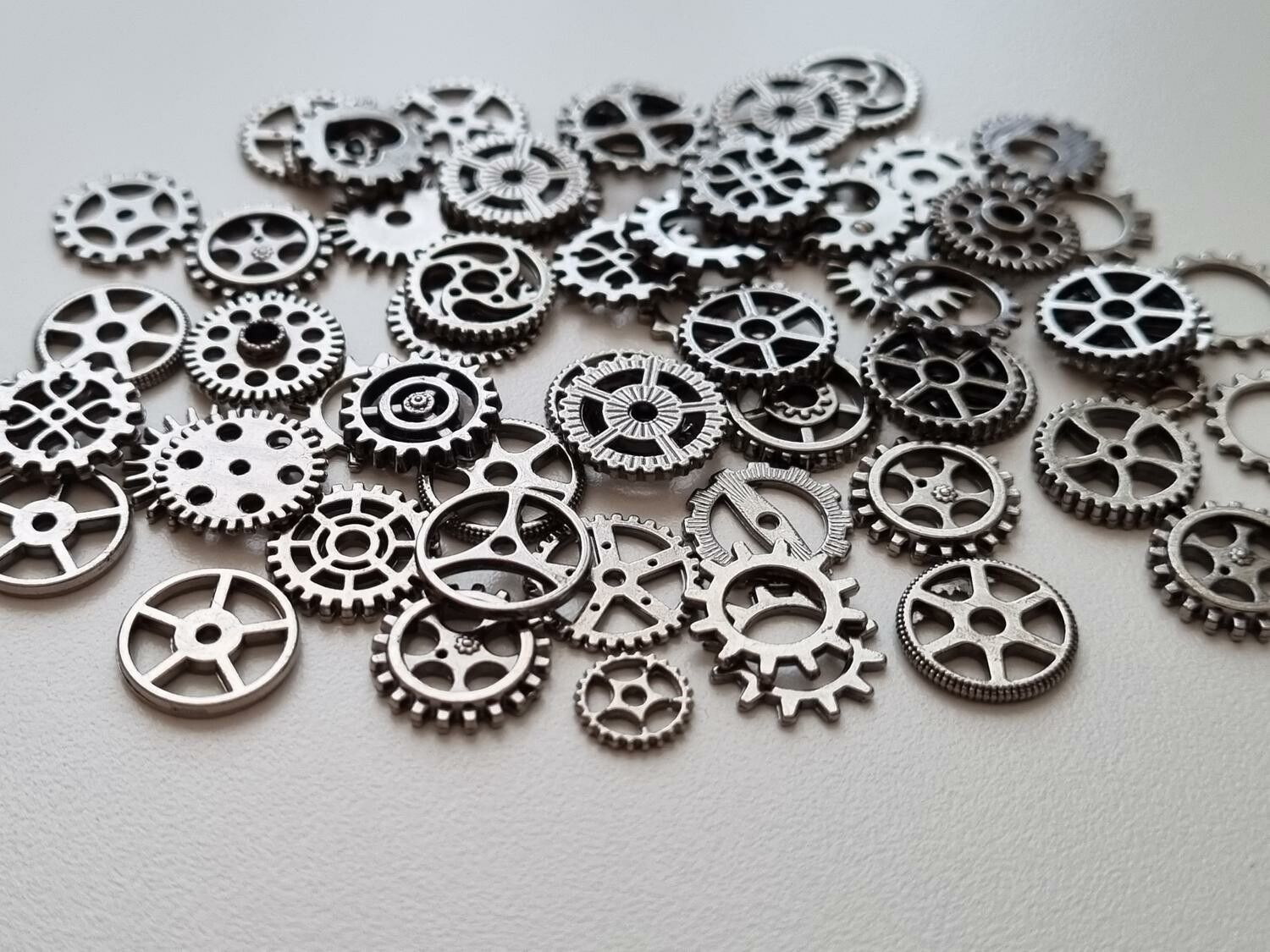 50 st kugghjul i steampunk, kuggar, gears minikugghjul (antiksilverfärgade)