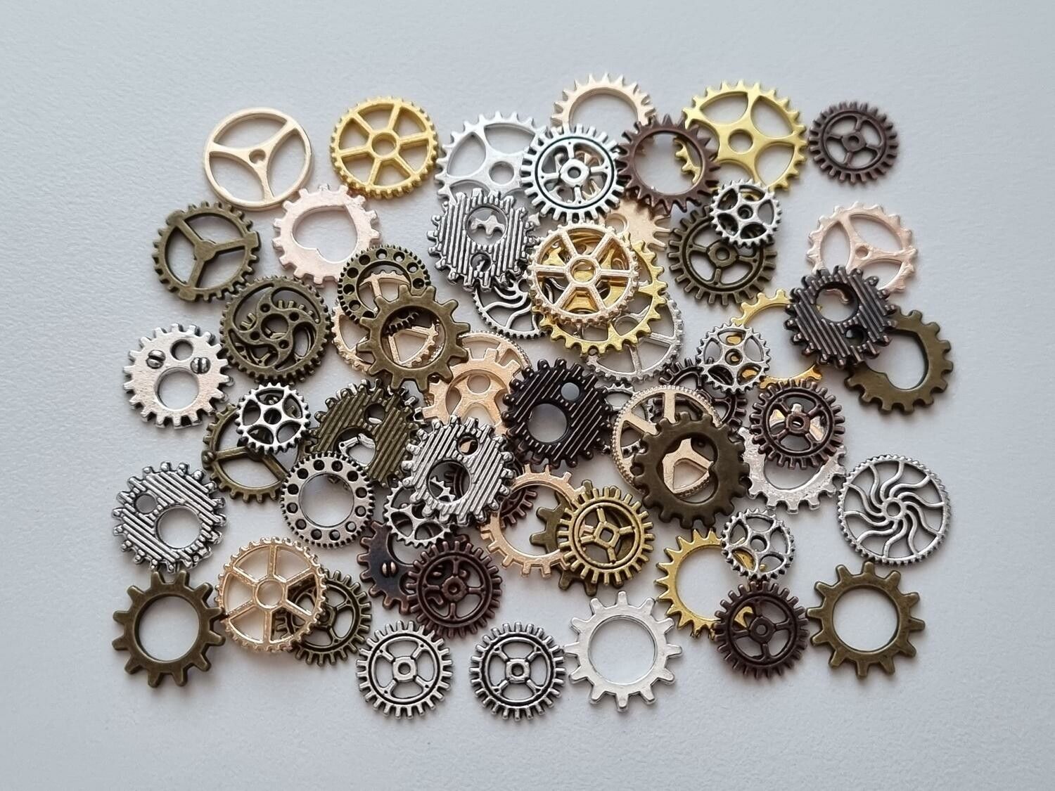 50 st kugghjul i steampunk, kuggar, gears minikugghjul (blandade färger)