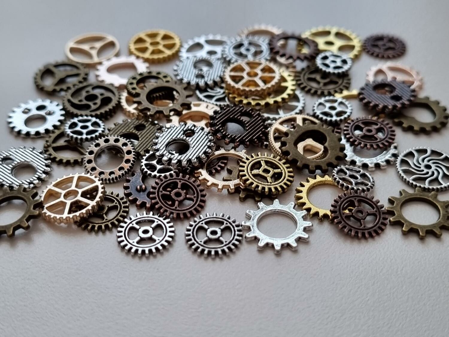 50 st kugghjul i steampunk, kuggar, gears minikugghjul (blandade färger)
