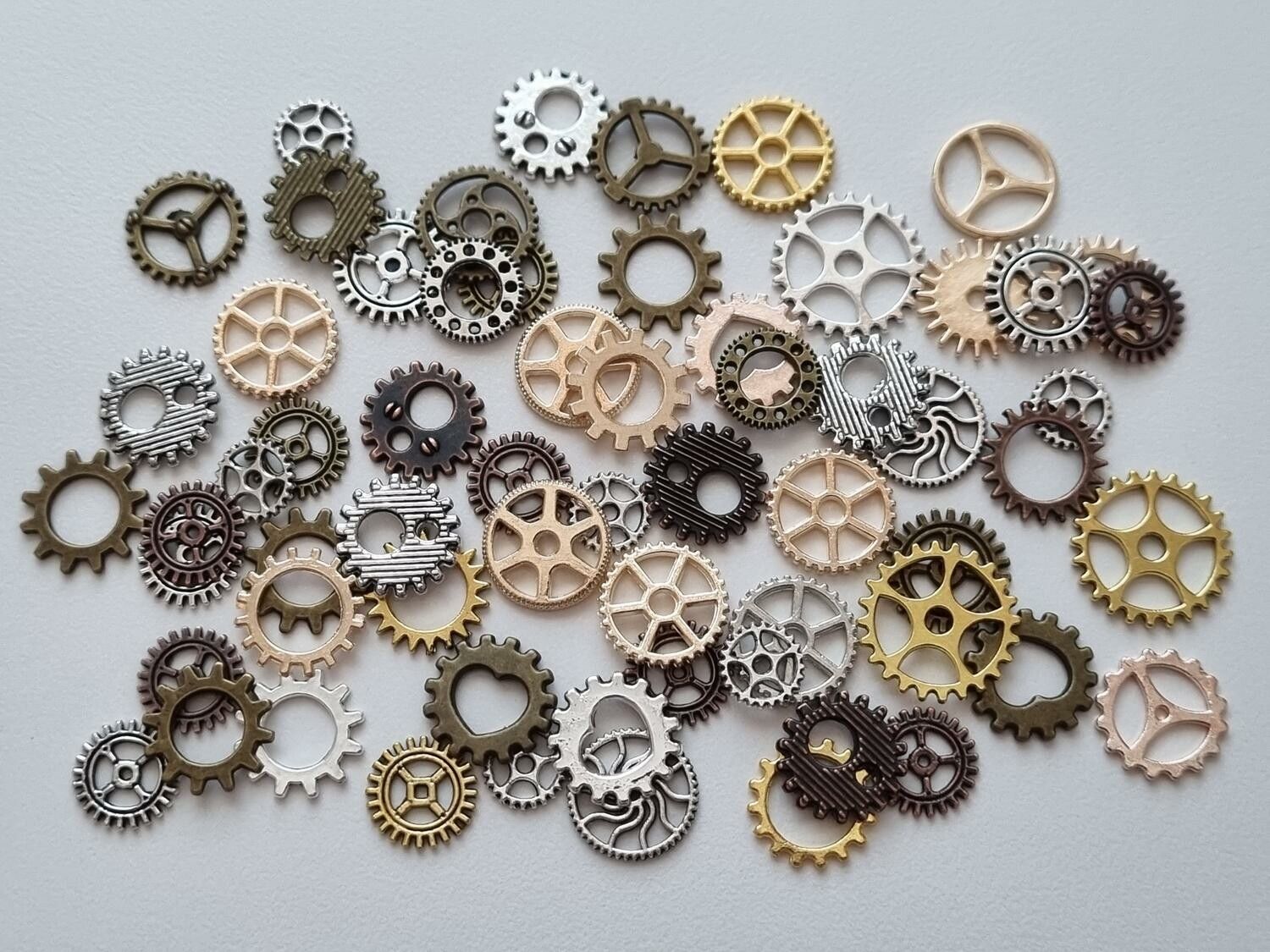 50 st kugghjul i steampunk, kuggar, gears minikugghjul (blandade färger)