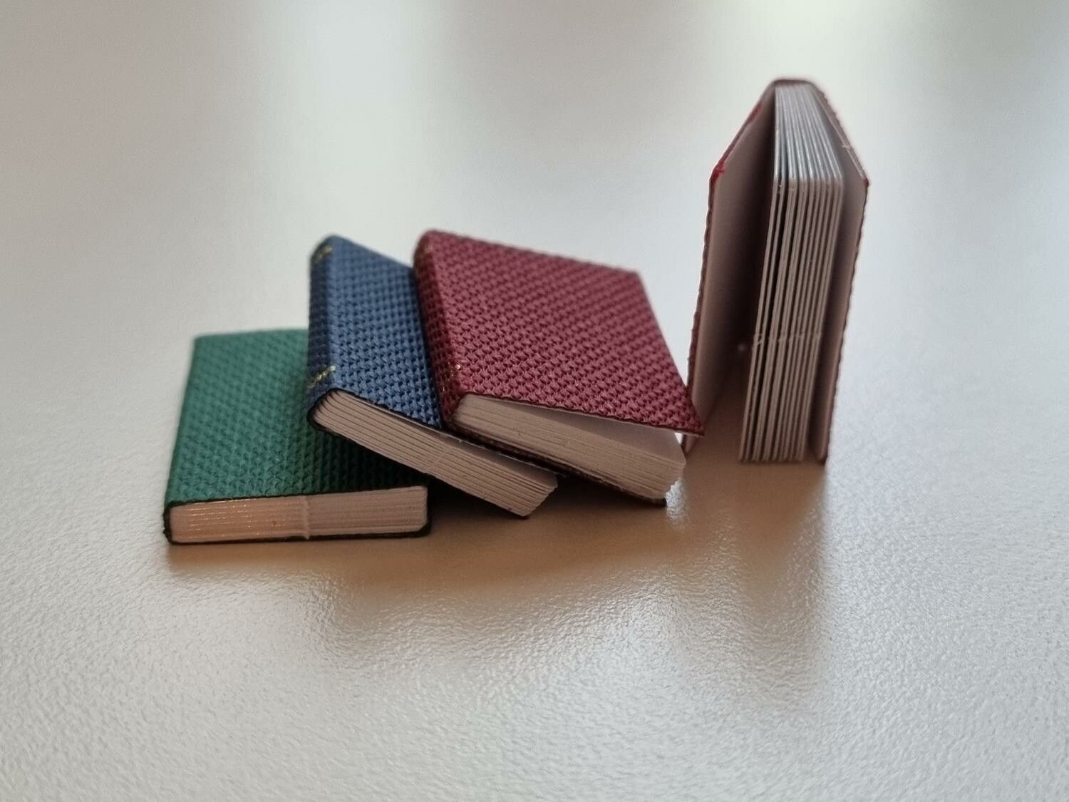 4 st böcker, miniböcker till dockskåp dockhus tittskåp