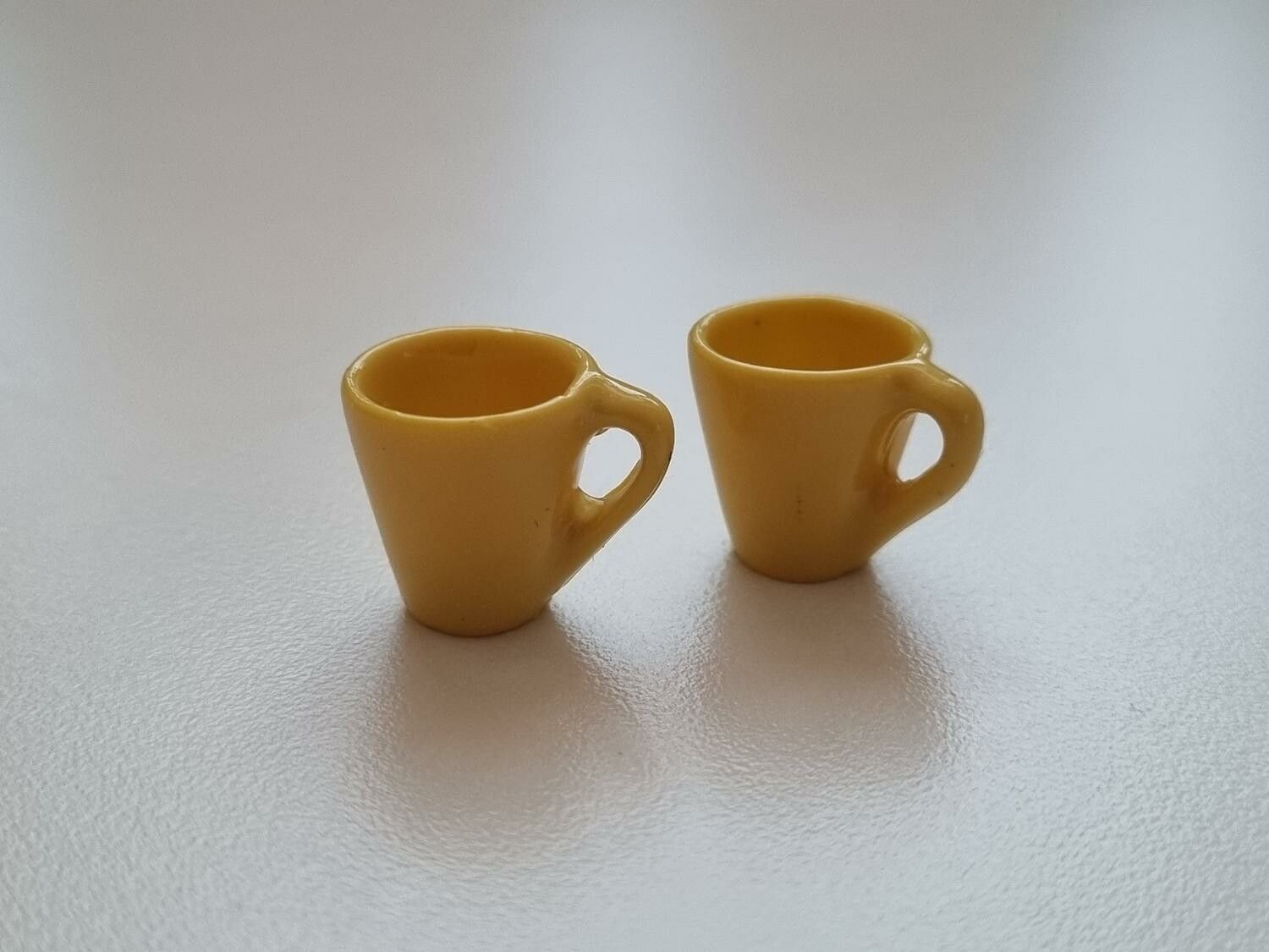 2 st Muggar Koppar - miniatyr till dockskåp dockhus (gula)