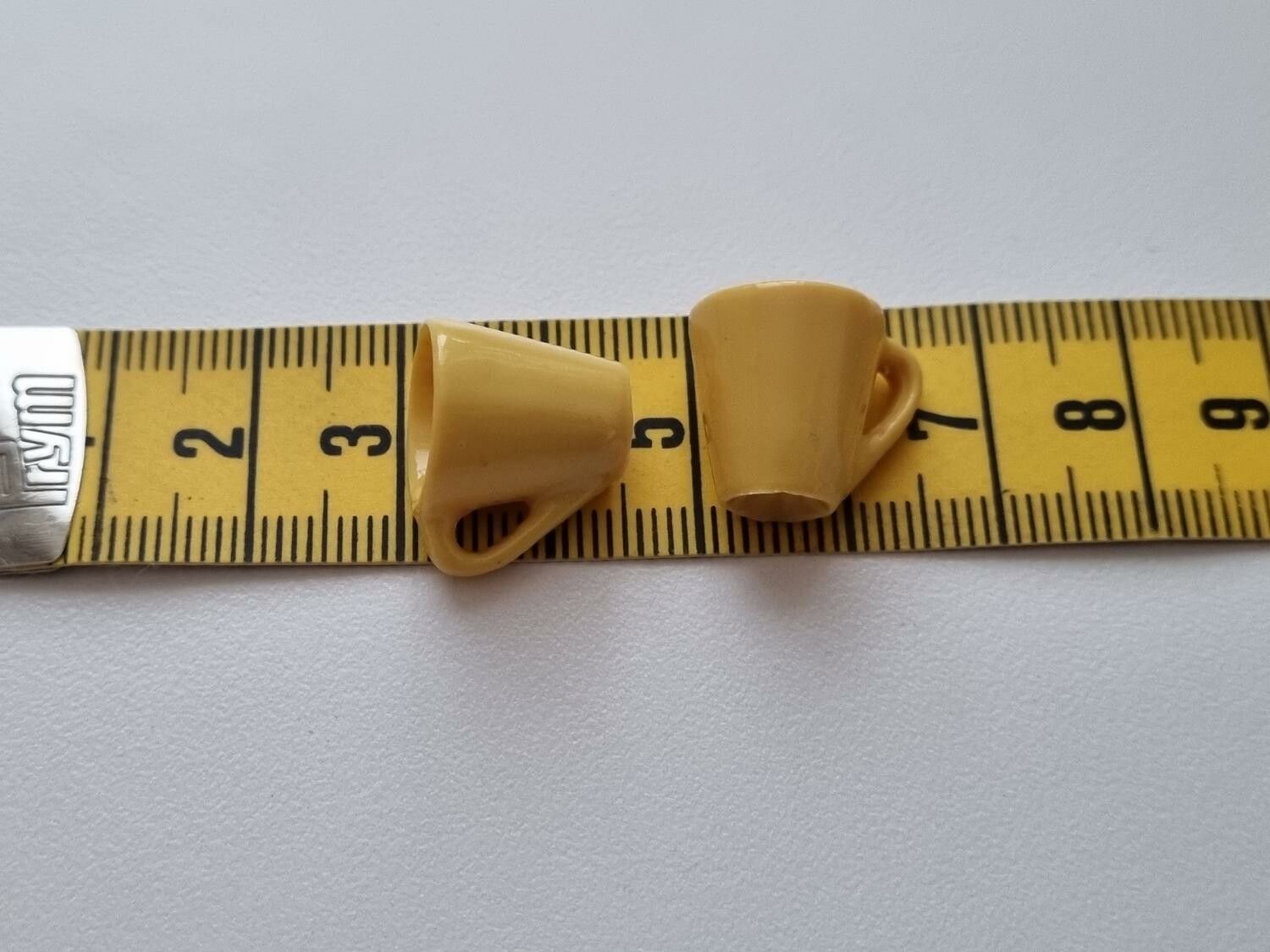 2 st Muggar Koppar - miniatyr till dockskåp dockhus (gula)