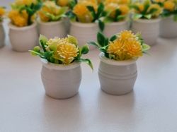 2 st gula blommor, växter i kruka - miniatyrer till dockskåp dockhus