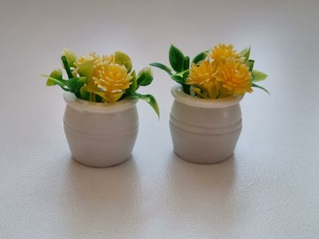 2 st gula blommor, växter i kruka - miniatyrer till dockskåp dockhus