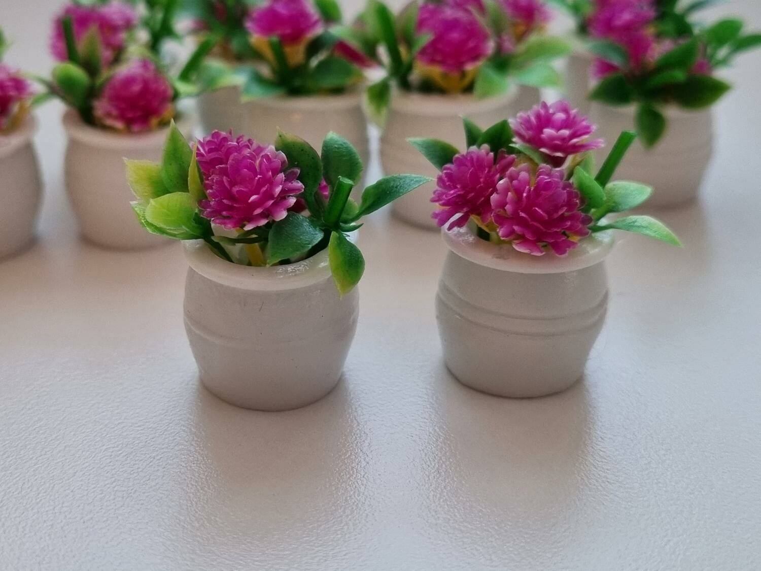 2 st cerise/lila blommor, växter i kruka - miniatyrer till dockskåp dockhus